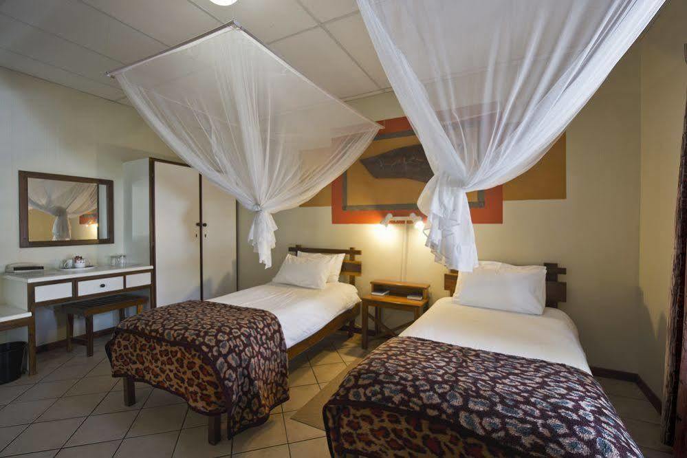 Oshakati Country Hotel Exterior photo